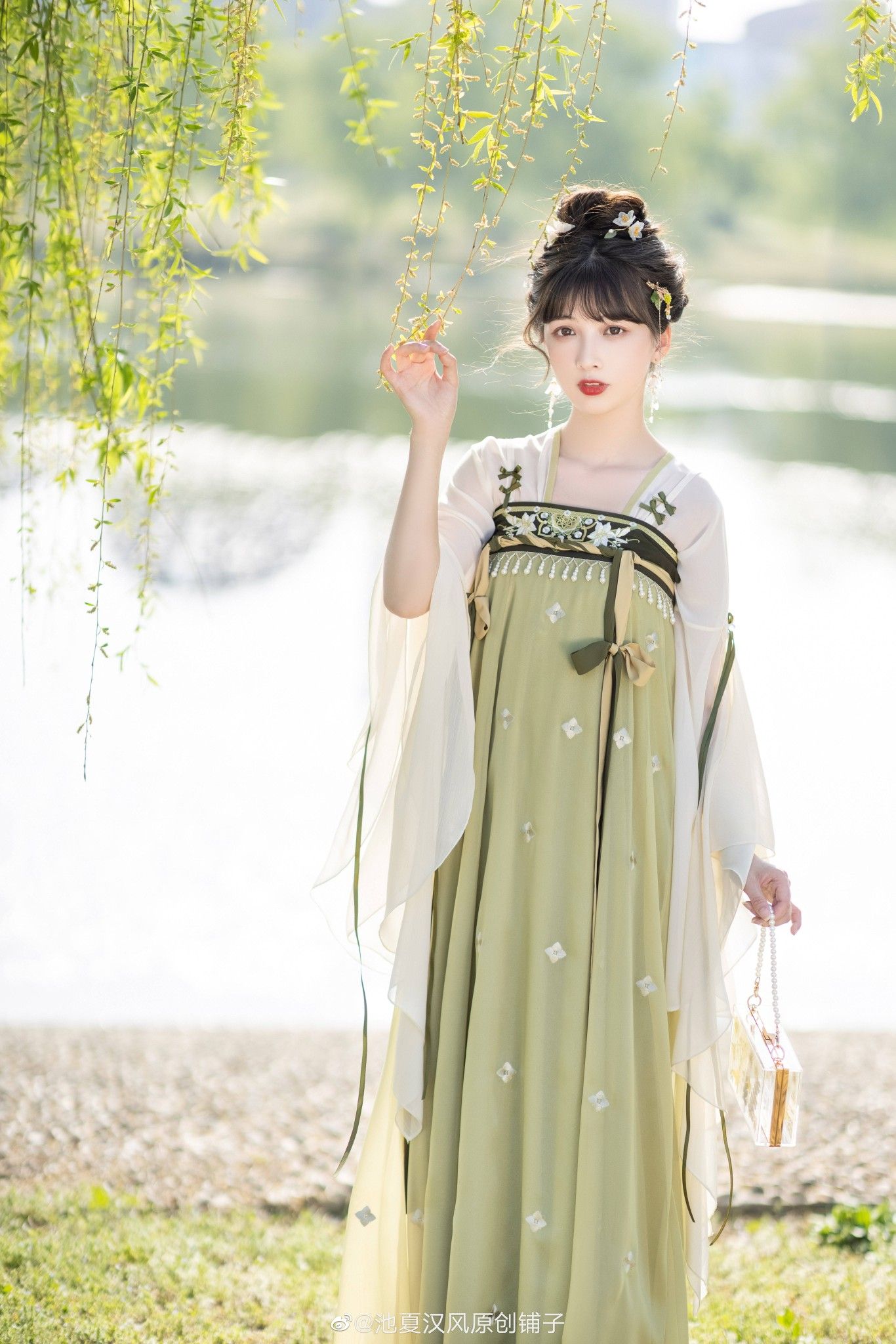 Chén Qiānqiāns War God-like Hanfu Costume:A Study of Its Splendor and Cultural Significance