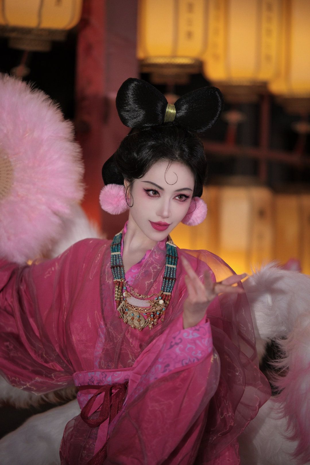 Embracing Modernity in Yellow Cheongsam:A Renovated Chinese Style Embracing Modernity in Yellow Cheongsam:A Renovated Chinese Style