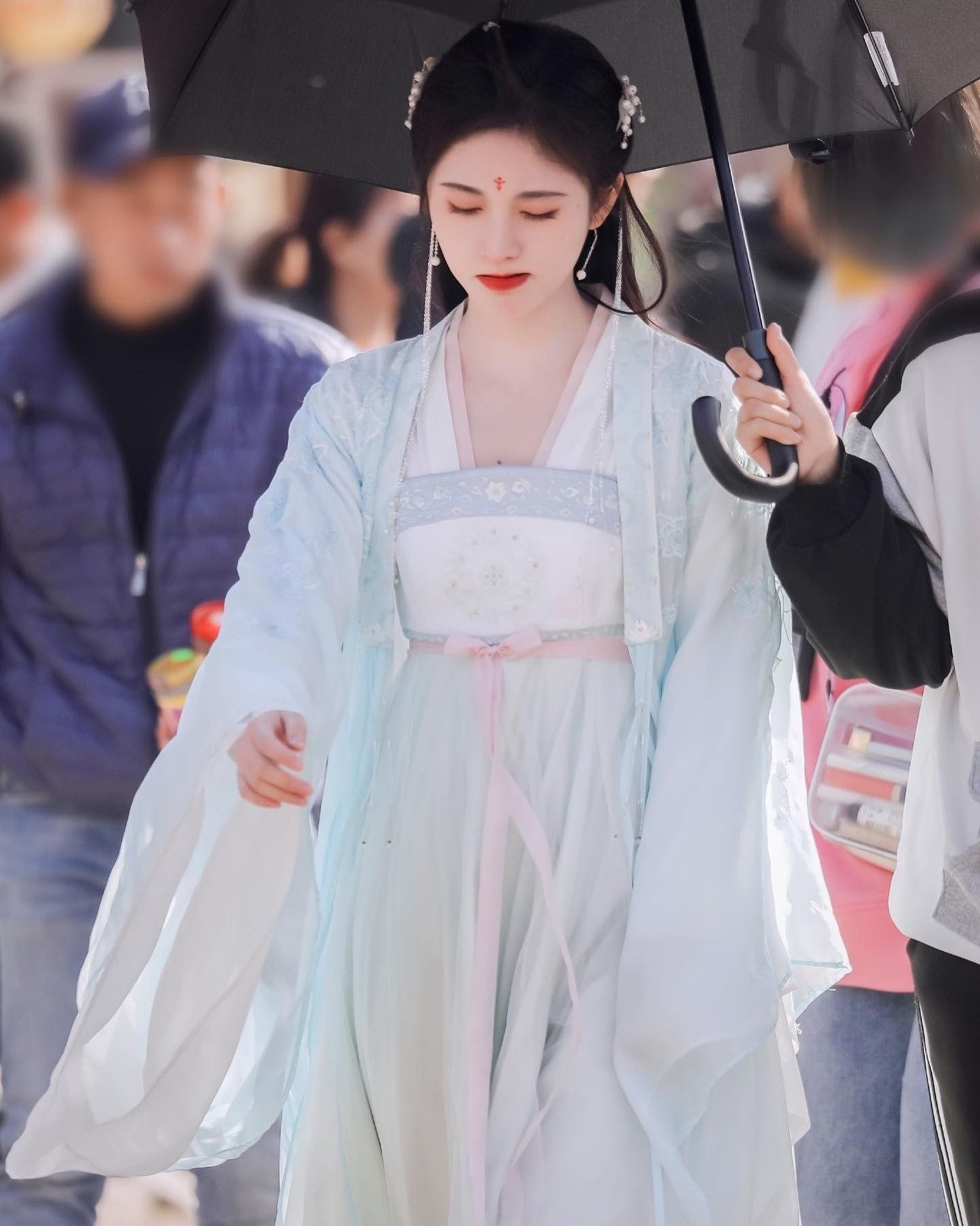 The Youth in Five Heroes Hanfu Ensembles:A Journey into the World of Traditional Chinese Splendor The Youth in Five Heroes Hanfu Ensembles:A Journey into the World of Traditional Chinese Splendor