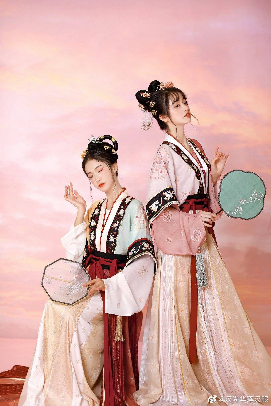 Nightly Radiance:The Enchantment of Hanfu in the Realm of the Dark Nightly Radiance:The Enchantment of Hanfu in the Realm of the Dark