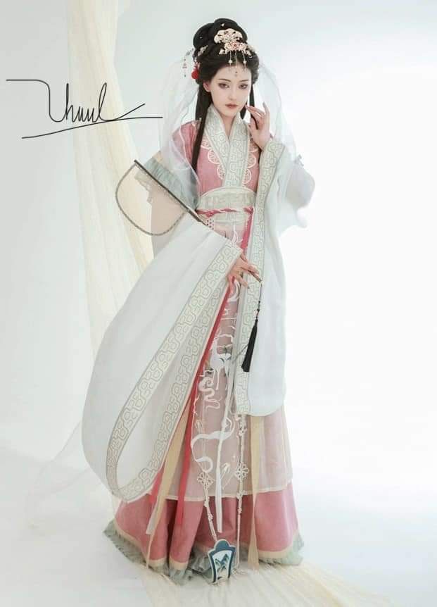 The Enchantment of Pearl Headwear in Traditional Chinese汉服 The Enchantment of Pearl Headwear in Traditional Chinese汉服
