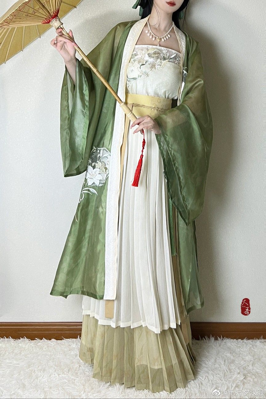 Embracing the Traditional:Plus-Size Women in the New Wave of Chinese Cheongsam Fashion Embracing the Traditional:Plus-Size Women in the New Wave of Chinese Cheongsam Fashion