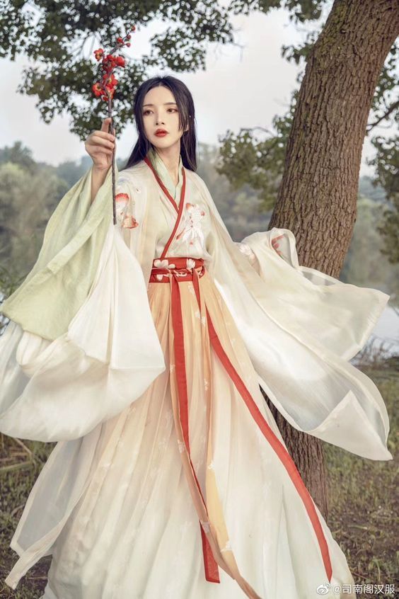 Embracing Traditional Elegance:The Cheongsam Woman in Modern Chinese Black Long-Style Embracing Traditional Elegance:The Cheongsam Woman in Modern Chinese Black Long-Style