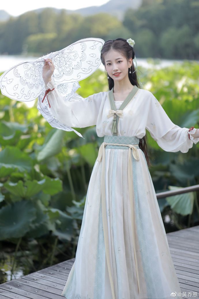 The Splendor of Ru Yi Feng Cheongsam:A Tale of Traditional Elegance The Splendor of Ru Yi Feng Cheongsam:A Tale of Traditional Elegance