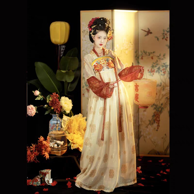 Embracing the Charm of Qipao:A Tale of Mini-Sized Fashion Revolution
