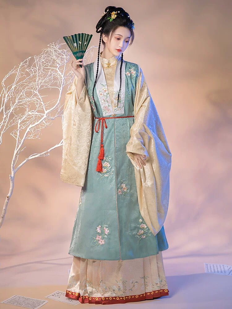 Reinventing Traditional Hanfu for Modern Teenage Girls:The Evolution of Hanfu Fashion Reinventing Traditional Hanfu for Modern Teenage Girls:The Evolution of Hanfu Fashion