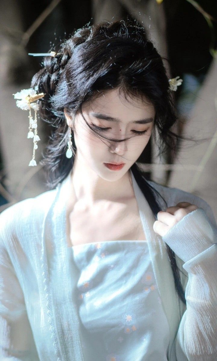 The Vanishing Splendor of Hanfu:The End of an Era in Chinese Traditional Fashion The Vanishing Splendor of Hanfu:The End of an Era in Chinese Traditional Fashion