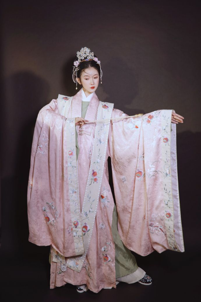 Elegant Ma-Face Skirt in a Pastel Palette Elegant Ma-Face Skirt in a Pastel Palette