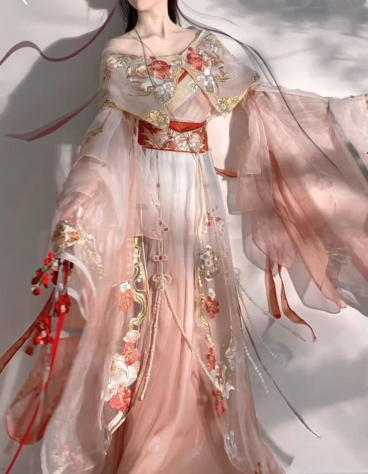 The Enchanting Tale of the Mermaid Tears in Traditional Chinese Hanfu Robes with Trailing Splendor The Enchanting Tale of the Mermaid Tears in Traditional Chinese Hanfu Robes with Trailing Splendor