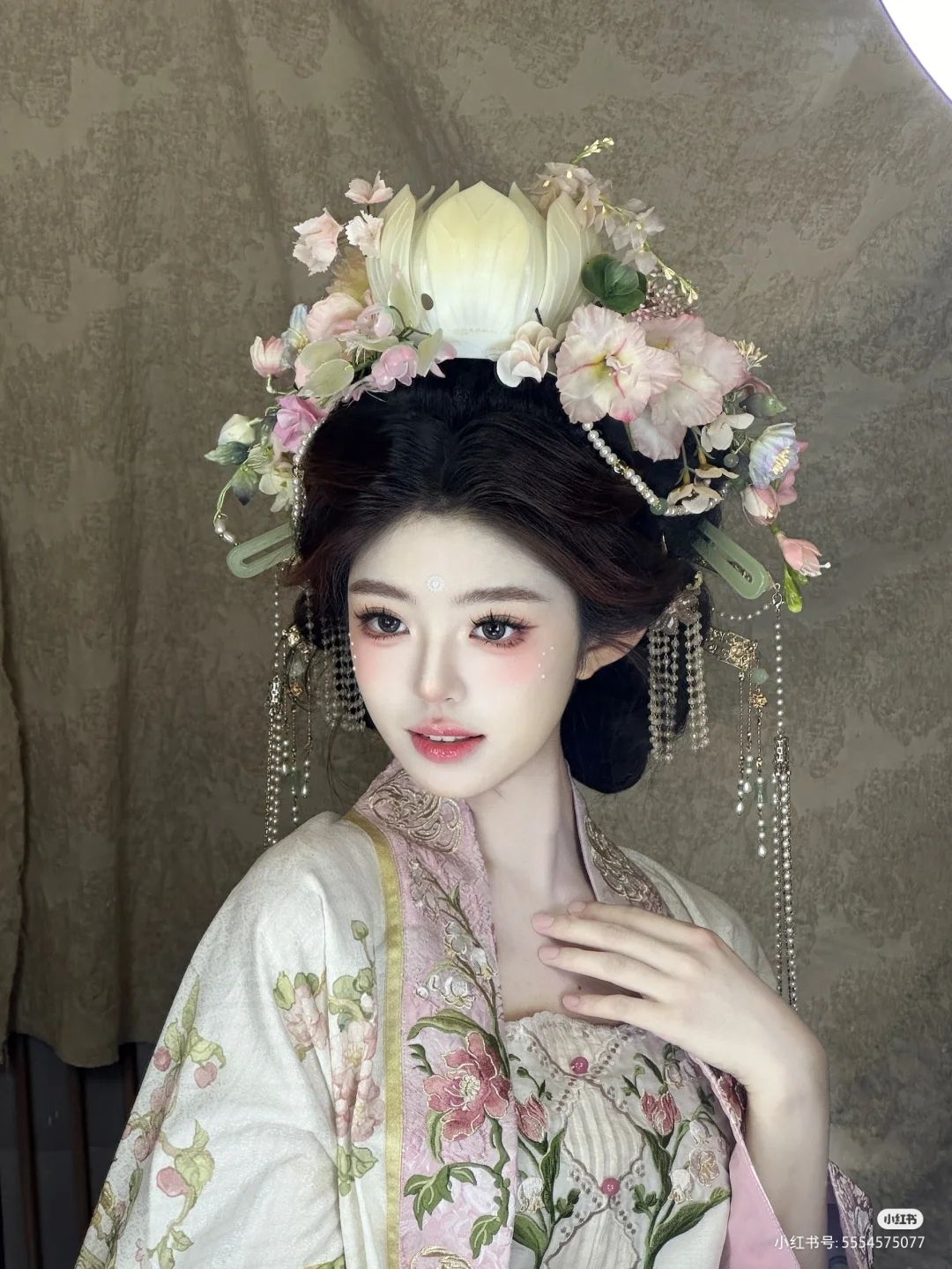 Scholar Gowns with a Traditional Twist:The Art of Pairing Academic Robes with Ma-Mian Skirts Scholar Gowns with a Traditional Twist:The Art of Pairing Academic Robes with Ma-Mian Skirts