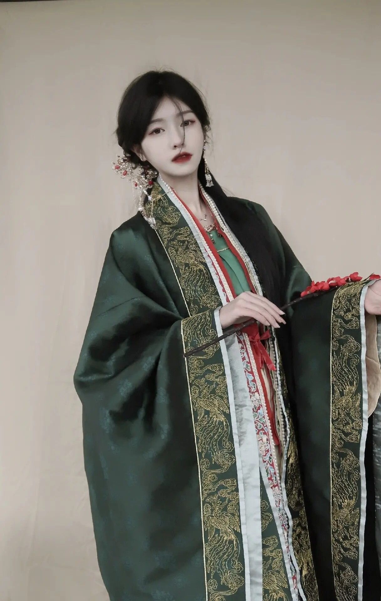 Blooming Gardenias and the Elegance of Cheongsam:A Tale of Cultural Fusion Blooming Gardenias and the Elegance of Cheongsam:A Tale of Cultural Fusion