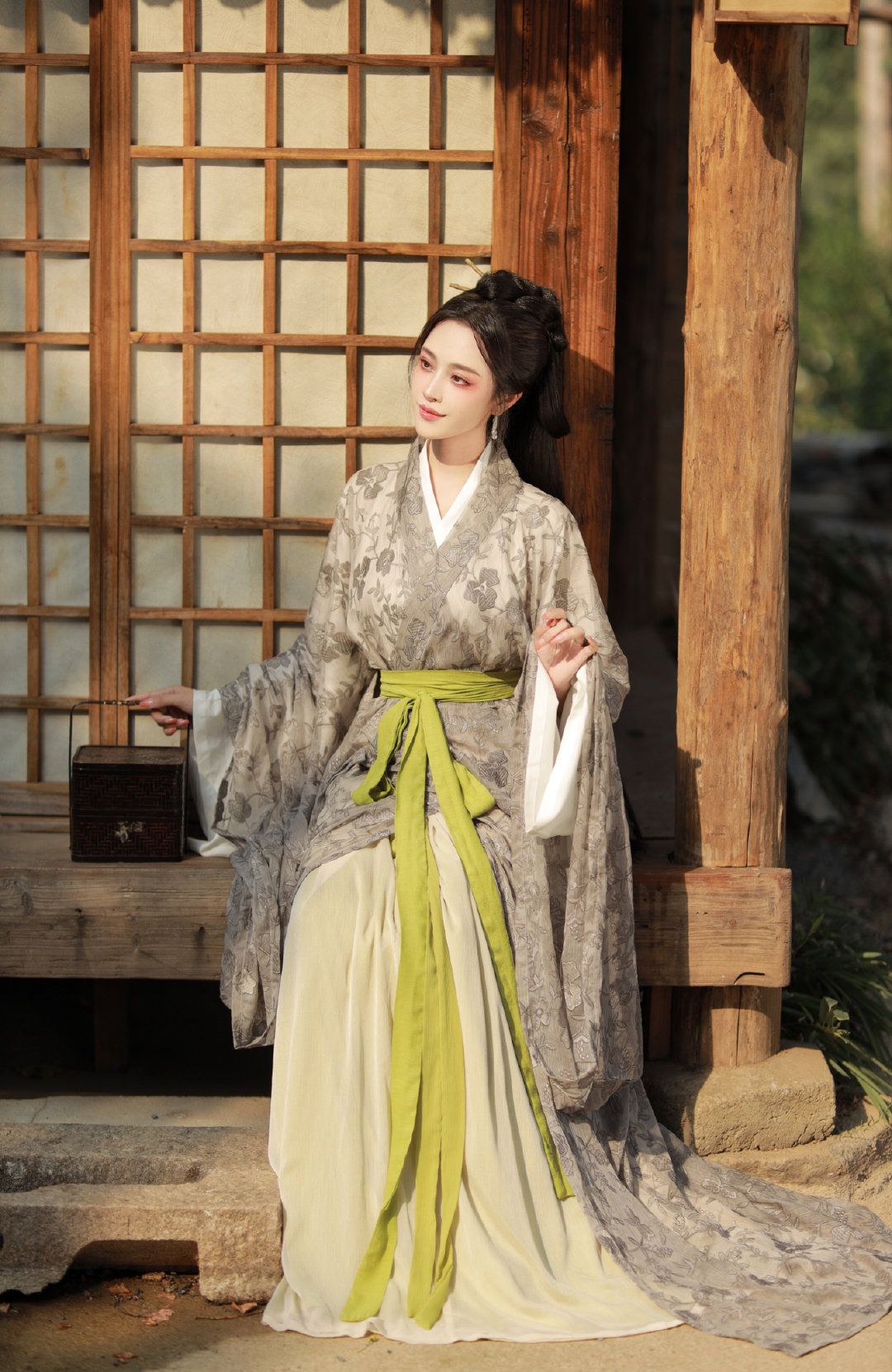 The Charm of Medium-Length Sleeve Cheongsam Skirts The Charm of Medium-Length Sleeve Cheongsam Skirts