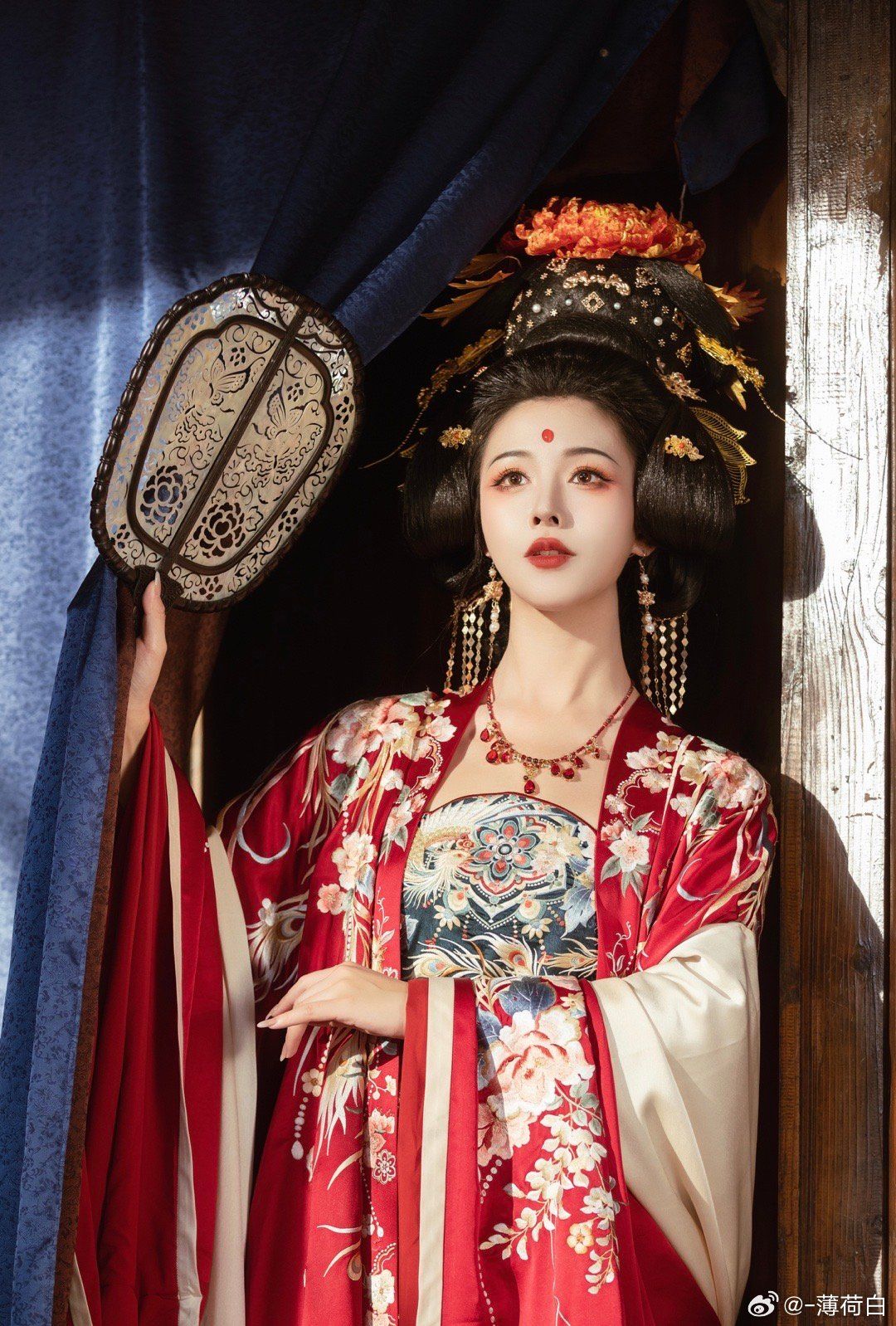 Dancing in Black Cheongsam:The Elegance of Traditional Chinese Dancewear Dancing in Black Cheongsam:The Elegance of Traditional Chinese Dancewear
