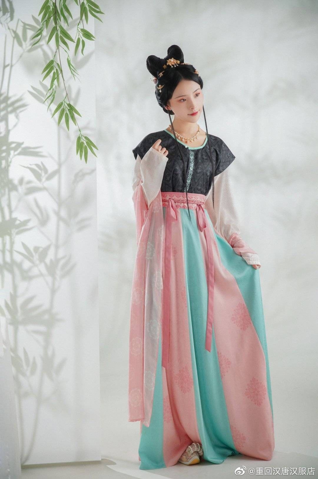 Embracing Tradition:The New Cheongsam Jacket with Open Cardigan and Stylish Shawl Embracing Tradition:The New Cheongsam Jacket with Open Cardigan and Stylish Shawl