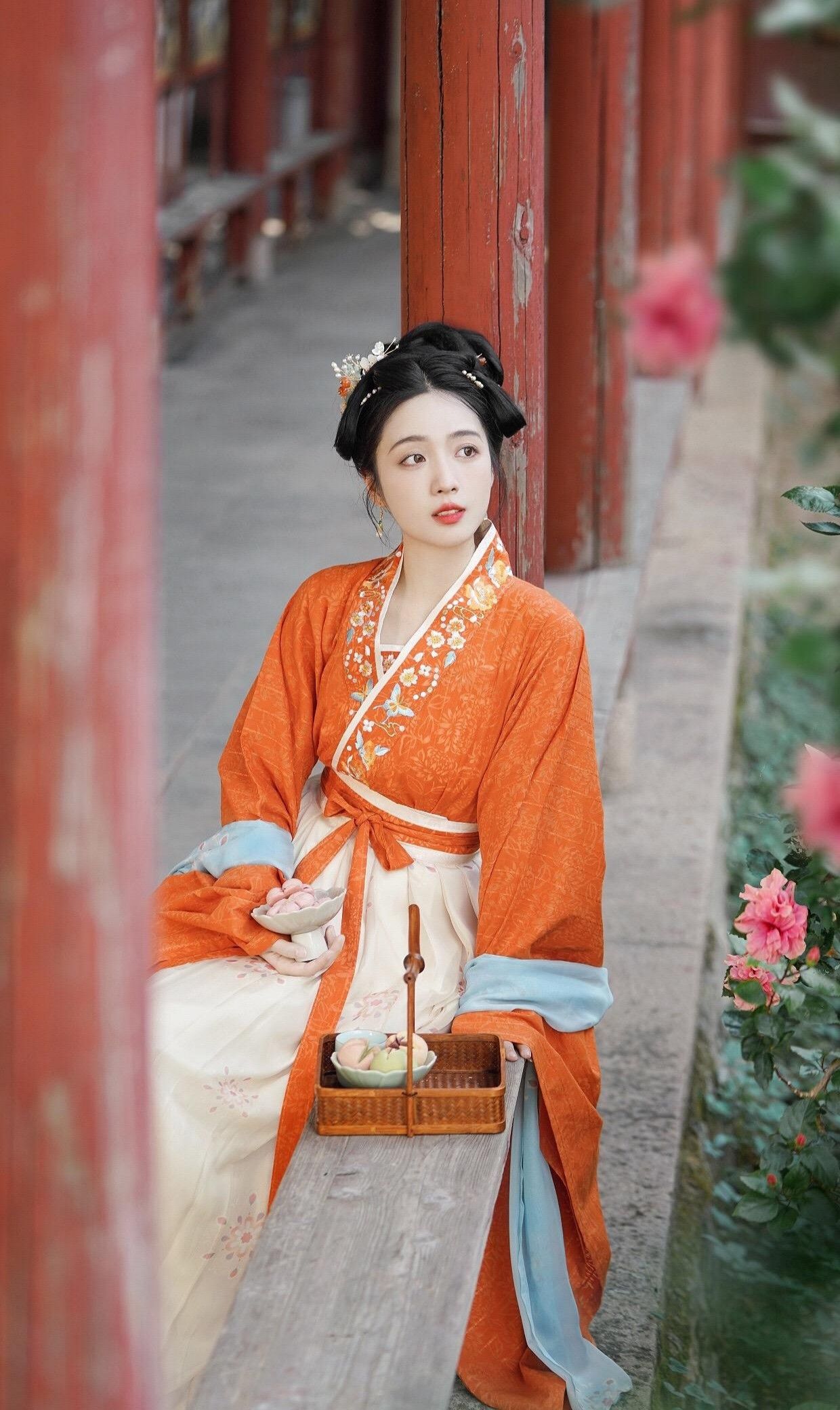 Winter Celebration Outfits for Hanfu Girl:A Set of Traditional New Years Visit Clothes Winter Celebration Outfits for Hanfu Girl:A Set of Traditional New Years Visit Clothes