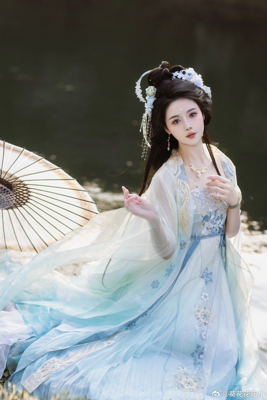 Embracing the Charm of Qipao:A Tale of Petite and Curvier Beauty in Long Sleeves Embracing the Charm of Qipao:A Tale of Petite and Curvier Beauty in Long Sleeves