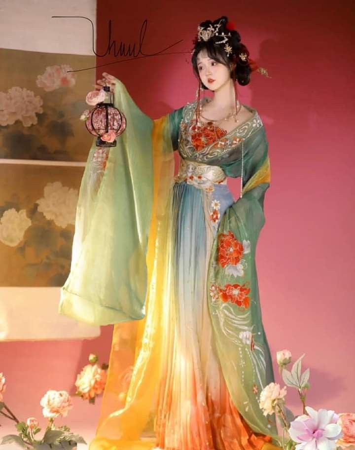 Vintage-Style Cheongsam with Medium-Long Length:A Blend of Tradition and Elegance Vintage-Style Cheongsam with Medium-Long Length:A Blend of Tradition and Elegance