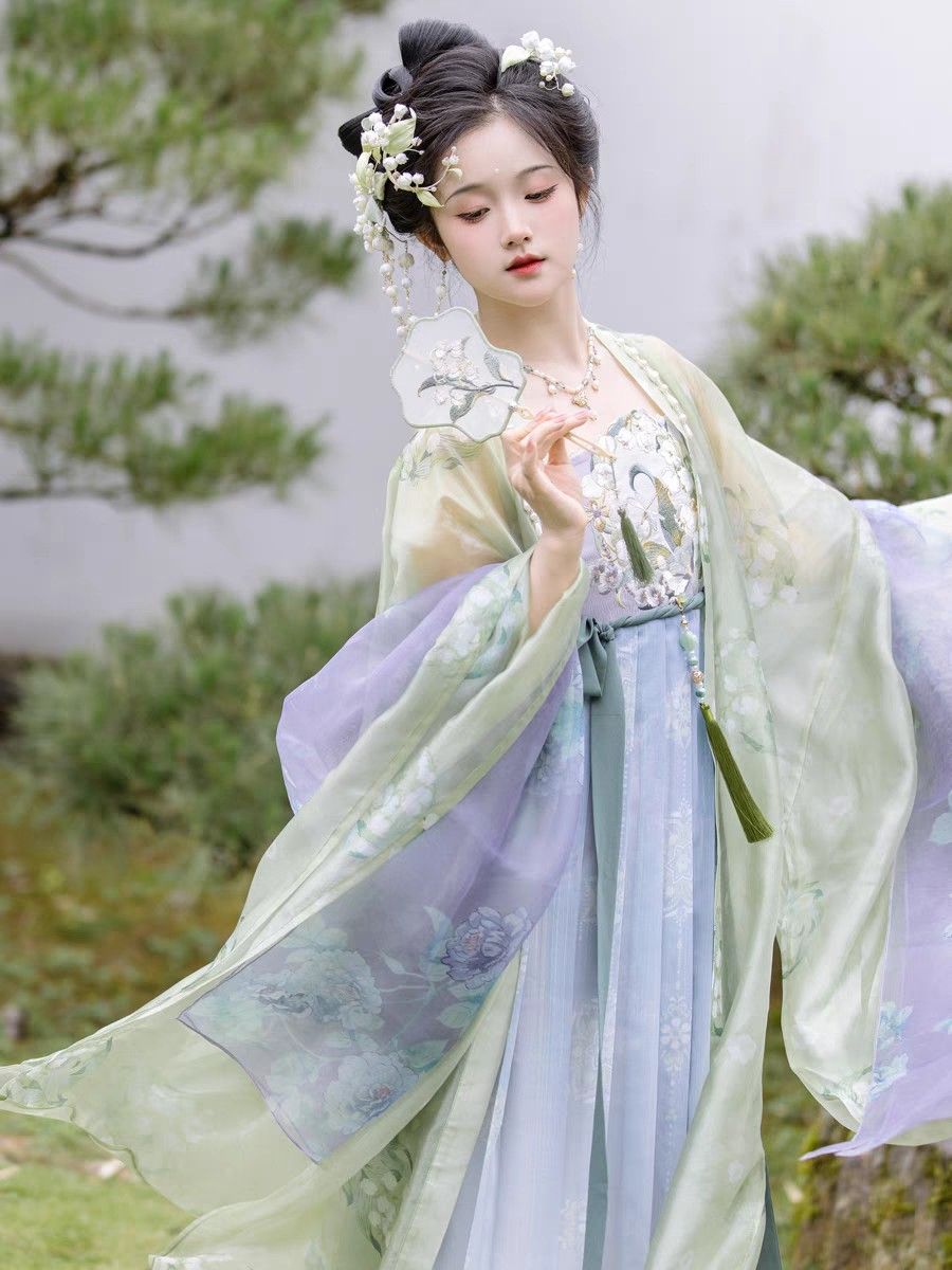 The Splendor of Traditional Chinese Elegance:A Hanfu Womans Journey during the Spring Festival The Splendor of Traditional Chinese Elegance:A Hanfu Womans Journey during the Spring Festival