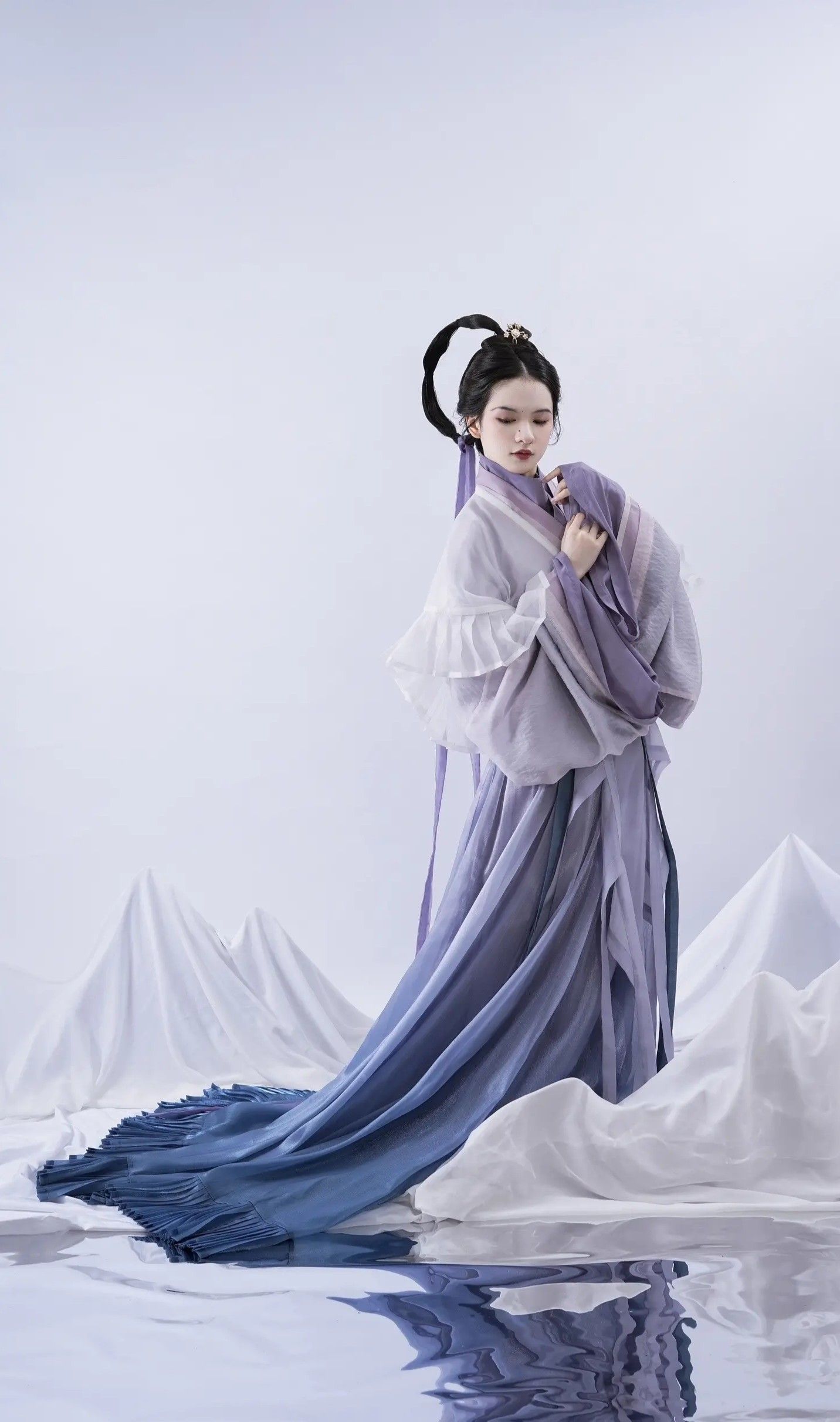 Siting Qipao:The Enchantment of a Girl Child in Traditional Chinese Elegance Siting Qipao:The Enchantment of a Girl Child in Traditional Chinese Elegance