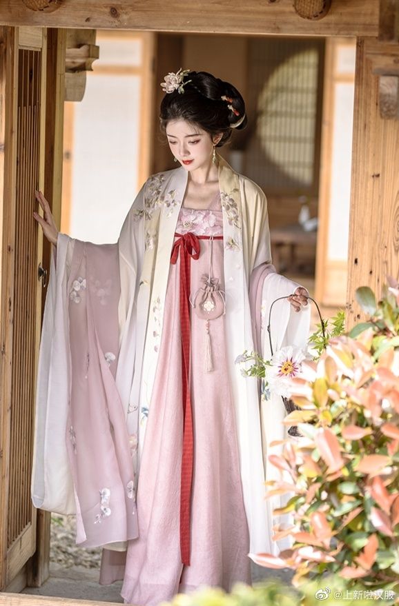 Traditional Chinese Style Tops paired with Horseface Skirts in Plus Sizes:A Fashionable Journey Traditional Chinese Style Tops paired with Horseface Skirts in Plus Sizes:A Fashionable Journey
