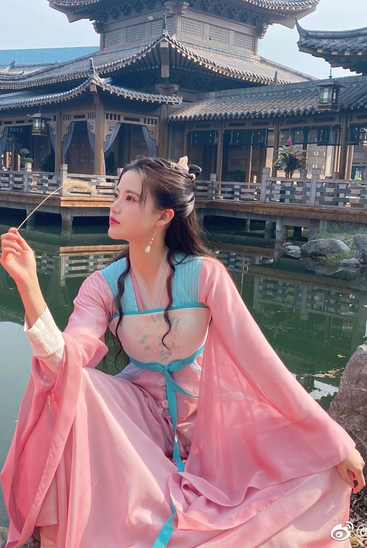 The Fusion of Belly Dance and Cheongsam:A Cultural Dance Journey The Fusion of Belly Dance and Cheongsam:A Cultural Dance Journey