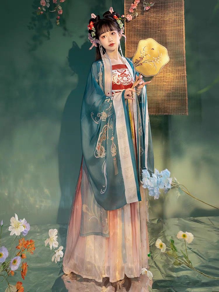 Exploring the Peripheries of Qin Hanfu:A Journey into Traditional Chinese Culture Exploring the Peripheries of Qin Hanfu:A Journey into Traditional Chinese Culture