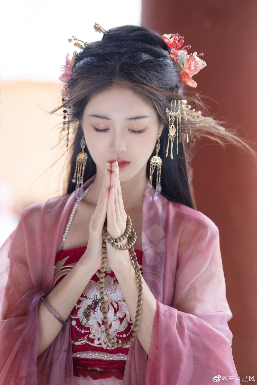 Little Girl in a Jade Rabbit and Horse-Face Skirt:The Splendor of Traditional Chinese Dress