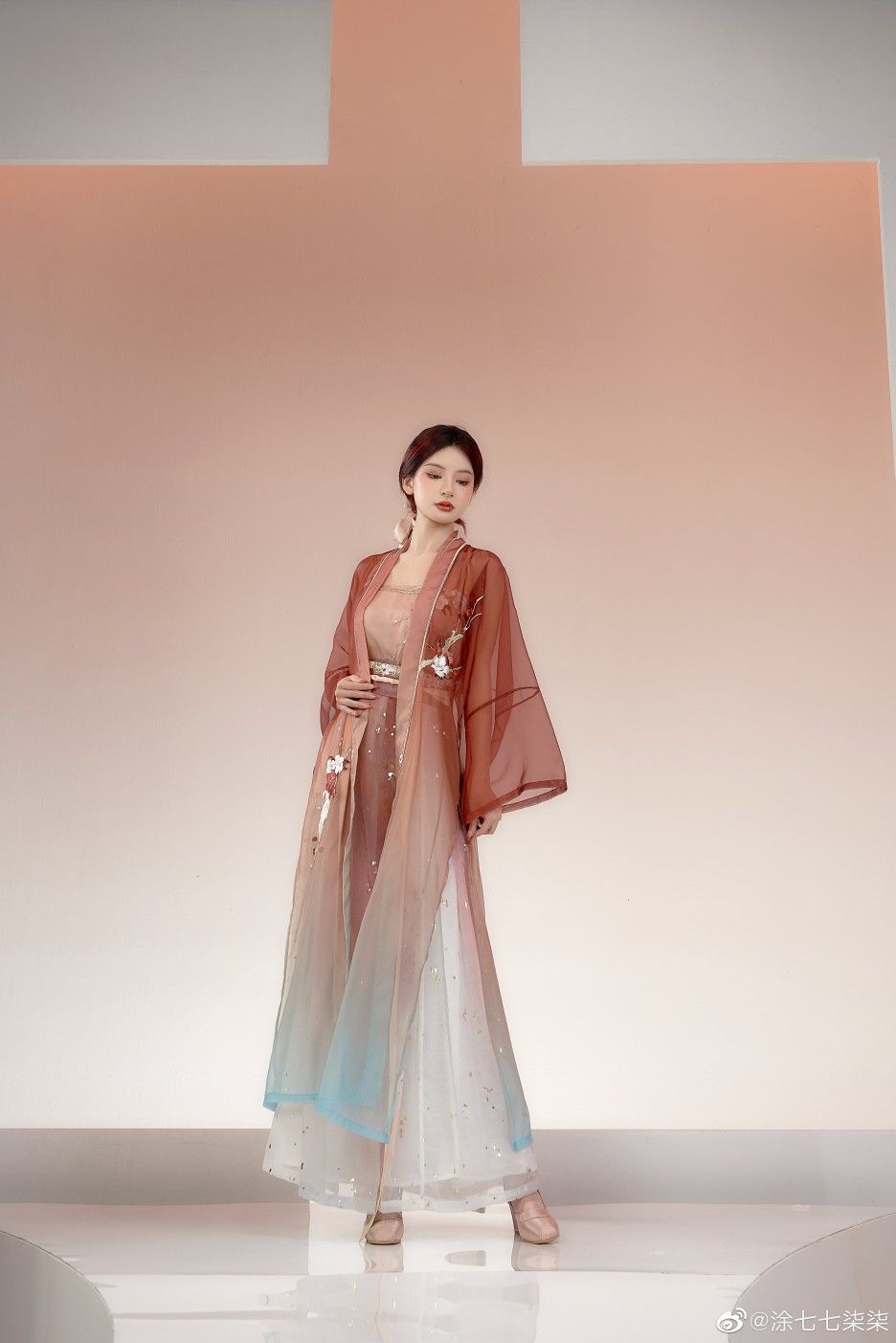The Collaboration of Asi and Xiaolingdang in Traditional Hanfu Fashion The Collaboration of Asi and Xiaolingdang in Traditional Hanfu Fashion