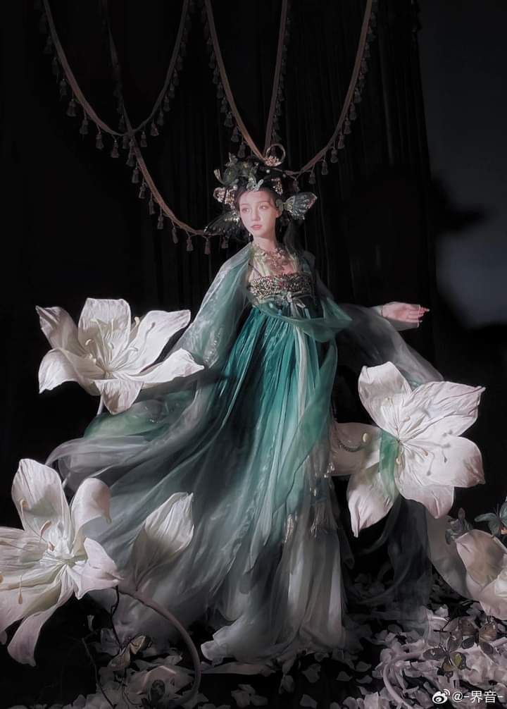 Inkstone Beginnings:The Revival of Hanfu Fashion in Traditional Craftsmanship Inkstone Beginnings:The Revival of Hanfu Fashion in Traditional Craftsmanship
