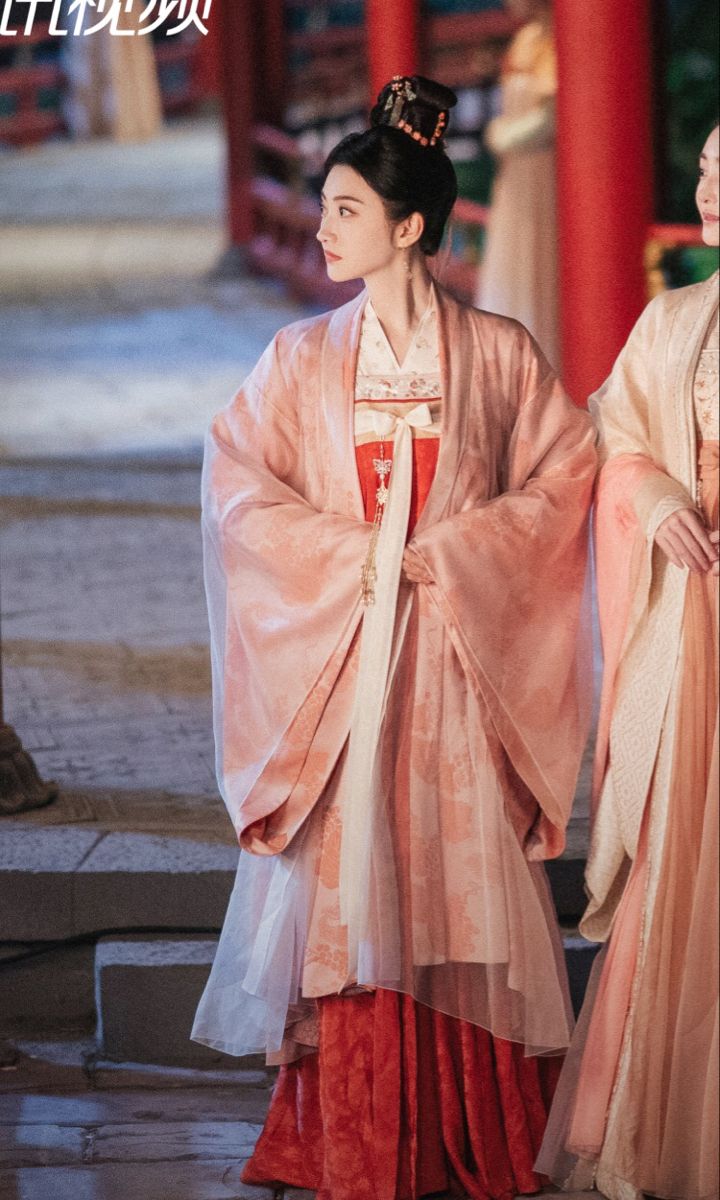 The Fusion of Kermode and Traditional Chinese Fashion:The Rise of Little Pandas in Hanfu Attire The Fusion of Kermode and Traditional Chinese Fashion:The Rise of Little Pandas in Hanfu Attire