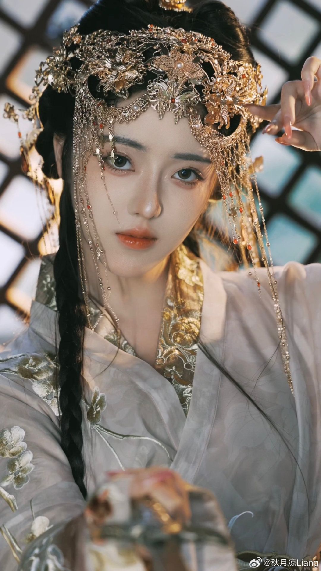 The Summer of Cheongsam:The Elegance of Female Students in Traditional Splendor The Summer of Cheongsam:The Elegance of Female Students in Traditional Splendor