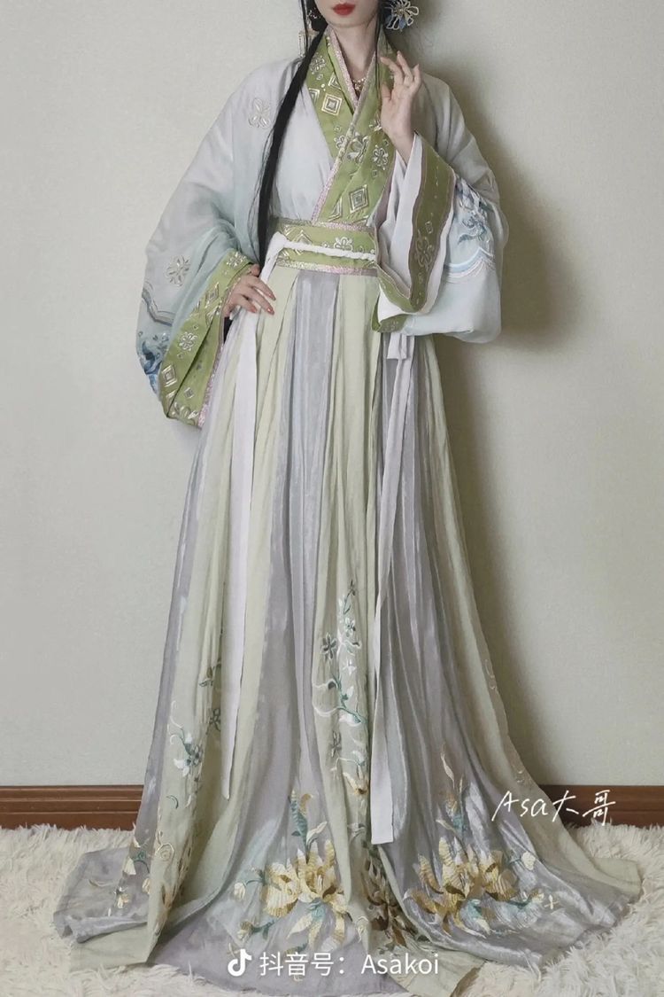 The Elegance of Green Satin Cheongsam:A Cultural Journey The Elegance of Green Satin Cheongsam:A Cultural Journey