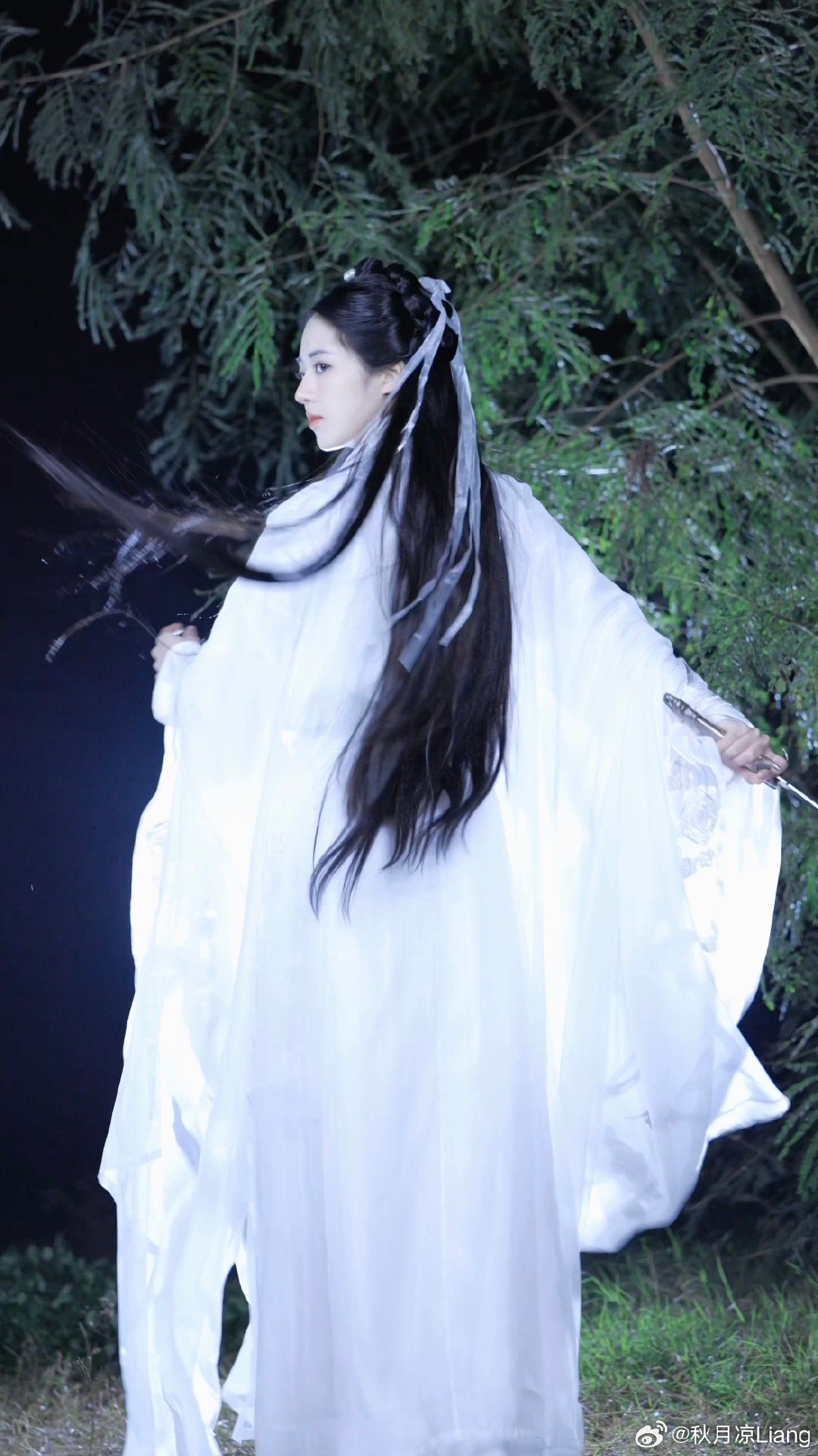 The Ming-Style Horseface Skirt and the Cultural Revival of Han Shang Hualian The Ming-Style Horseface Skirt and the Cultural Revival of Han Shang Hualian