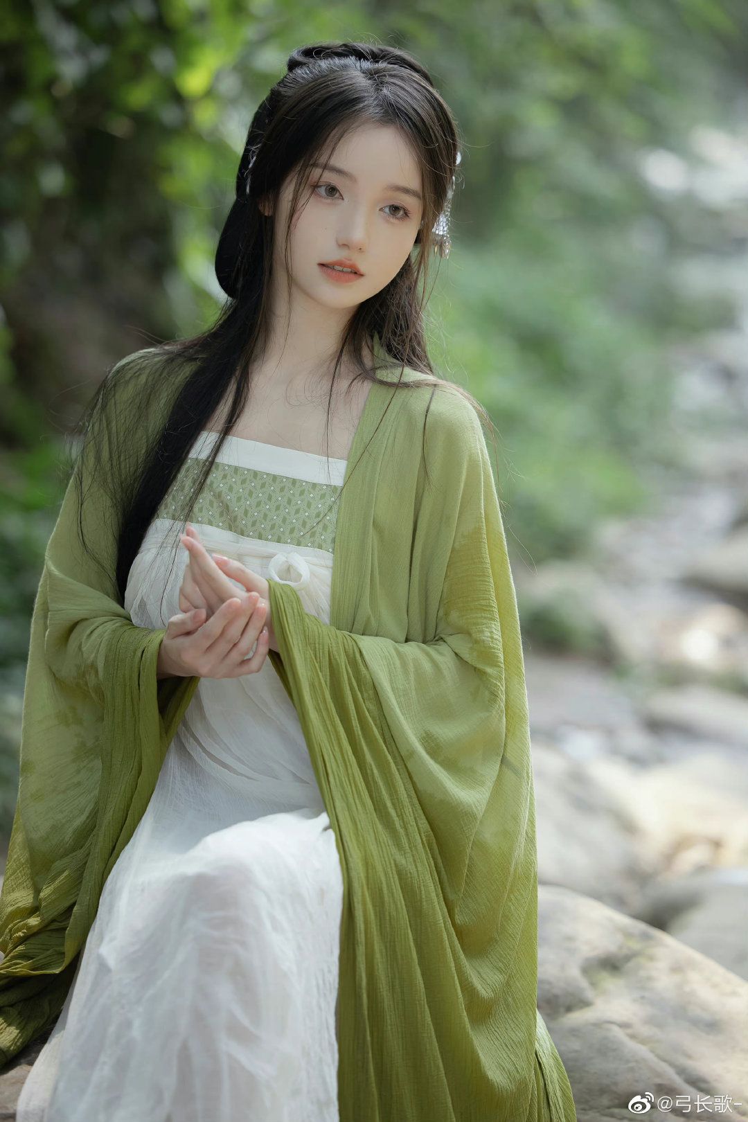 A Little Girl in Summer Hanfu:Embracing Traditional Elegance in Summer Attire A Little Girl in Summer Hanfu:Embracing Traditional Elegance in Summer Attire