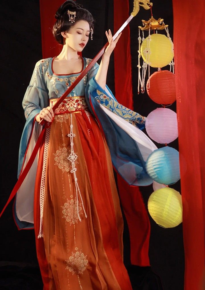 The Revival of Ming-Style Hanfu with Jade-Inspired Embroidery The Revival of Ming-Style Hanfu with Jade-Inspired Embroidery
