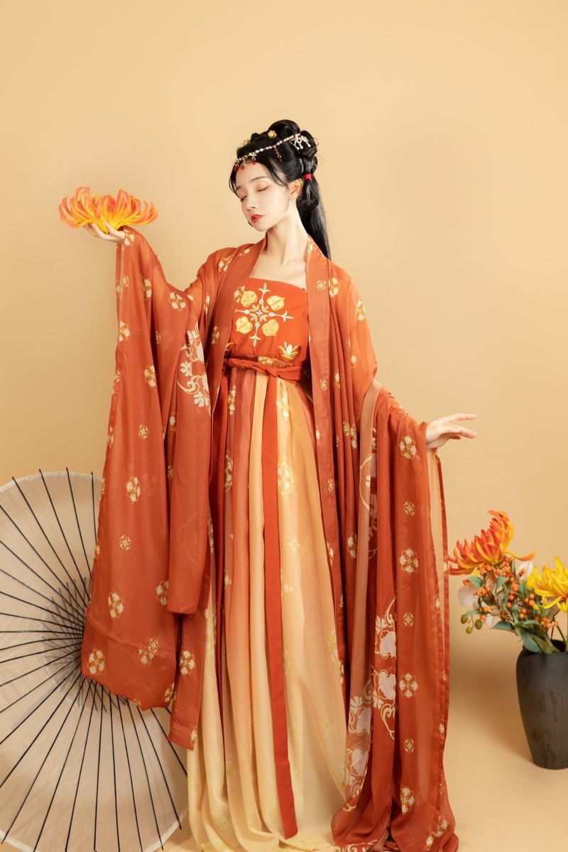 Moonlit Elegance:The Charm of Qipao in Bloom Moonlit Elegance:The Charm of Qipao in Bloom