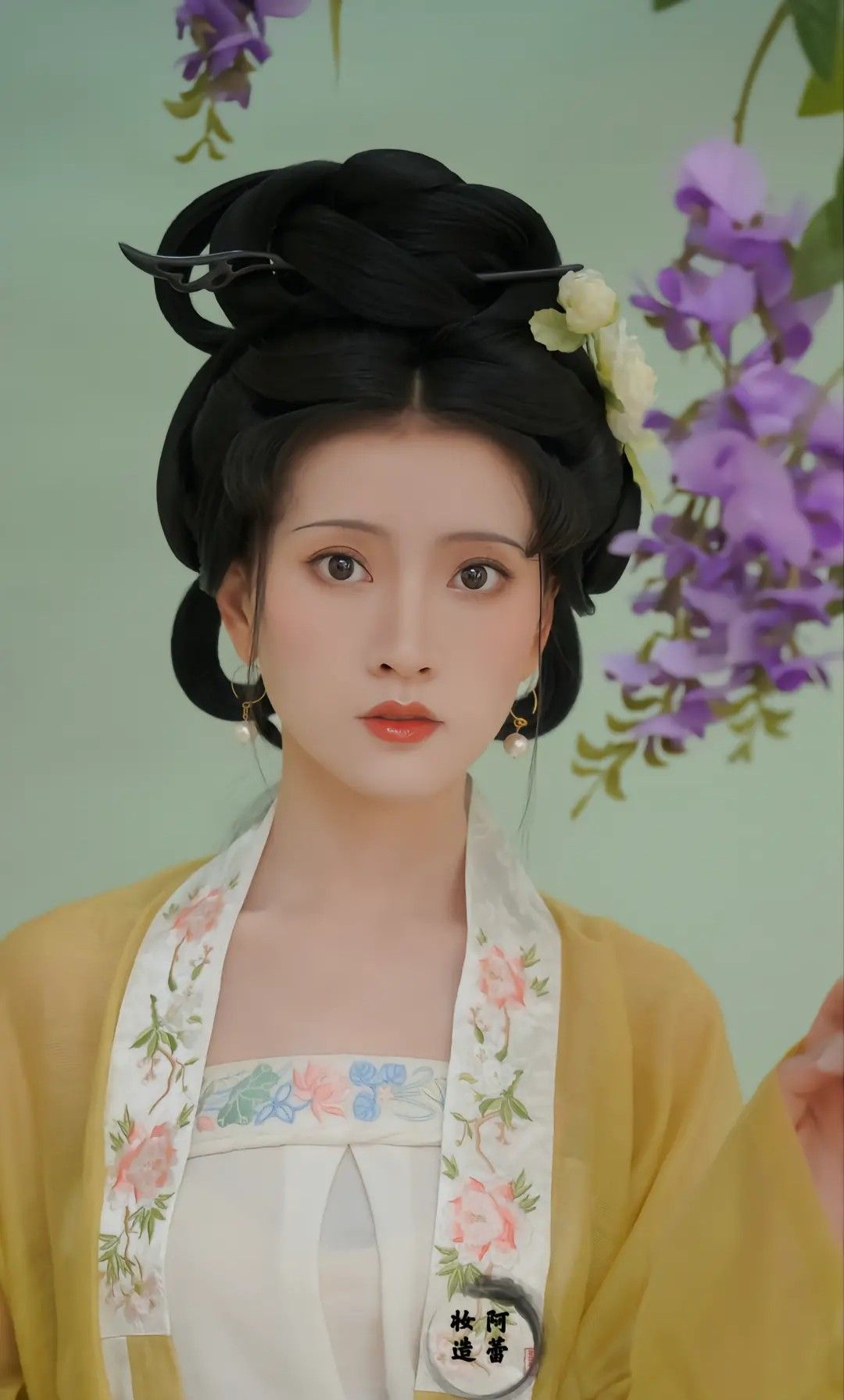 Embellishing the Traditional Cheongsam with Innovative Cut-Out Patterns Embellishing the Traditional Cheongsam with Innovative Cut-Out Patterns