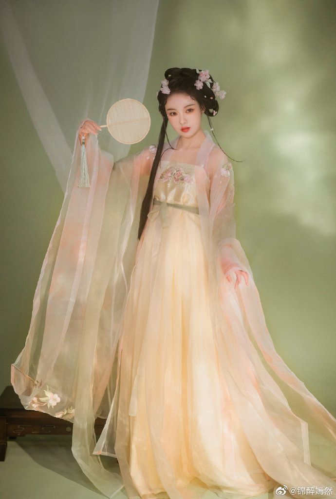 High School Girl in Cheongsam:A Cultural Perspective on Traditional Fashion High School Girl in Cheongsam:A Cultural Perspective on Traditional Fashion