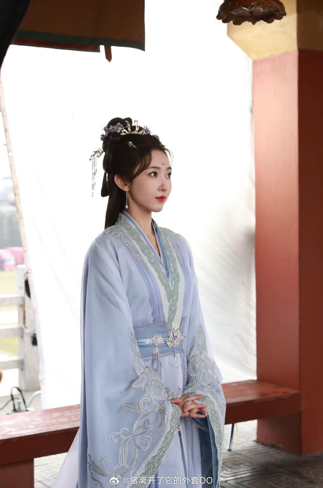 Winter Warm-Up:A Girls Hanfu Traditional拜年服 in Han Culture Winter Warm-Up:A Girls Hanfu Traditional拜年服 in Han Culture