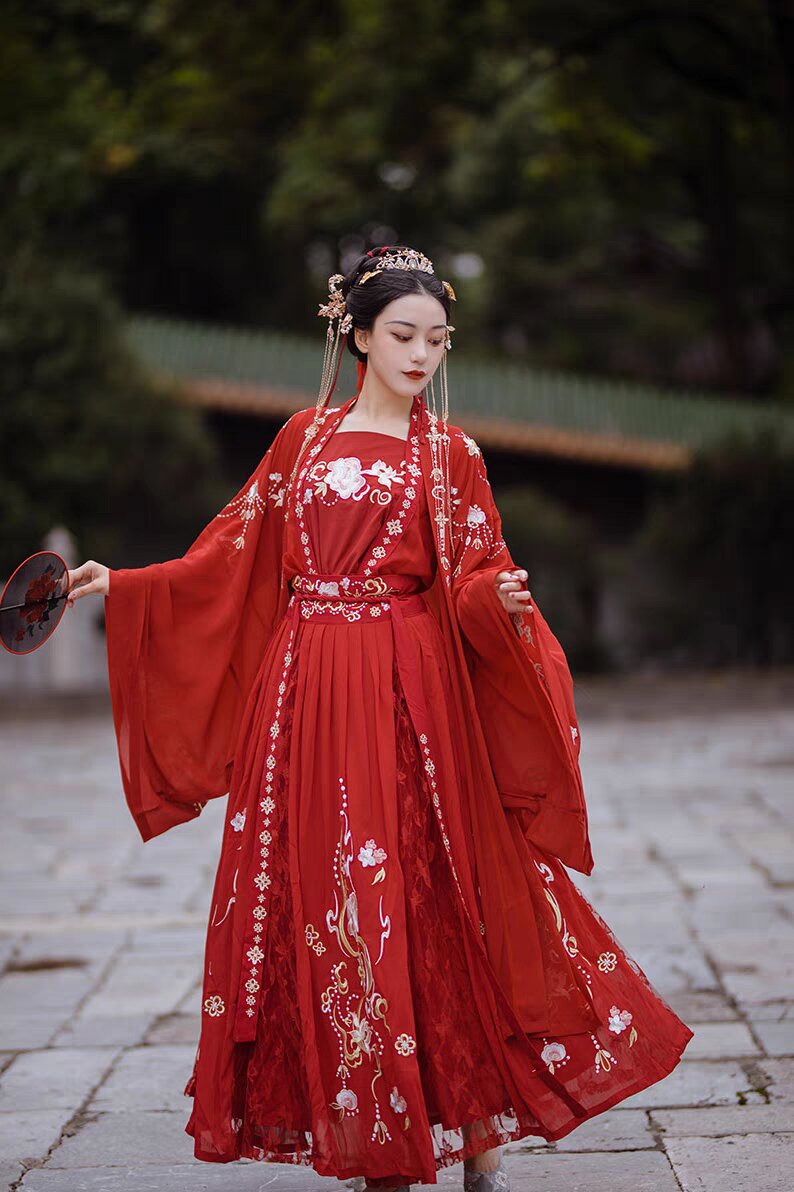 The Splendor of Tang-Style Hair Accessories in Hanfu Fashion The Splendor of Tang-Style Hair Accessories in Hanfu Fashion
