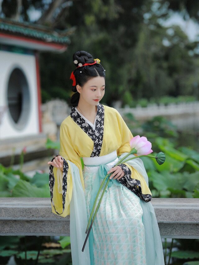 Vibrant Red:The Story of a Joyful Mother-in-Laws Cheongsam on the Wedding Day Vibrant Red:The Story of a Joyful Mother-in-Laws Cheongsam on the Wedding Day