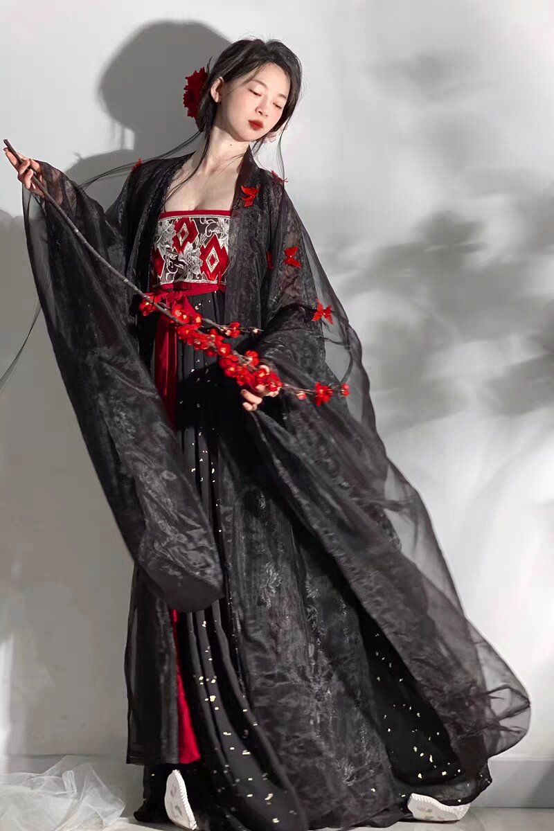 Winter Fashion for Little Girls:Embroidered Hanfu Shoes and the Art of Traditional Chinese Dress Winter Fashion for Little Girls:Embroidered Hanfu Shoes and the Art of Traditional Chinese Dress
