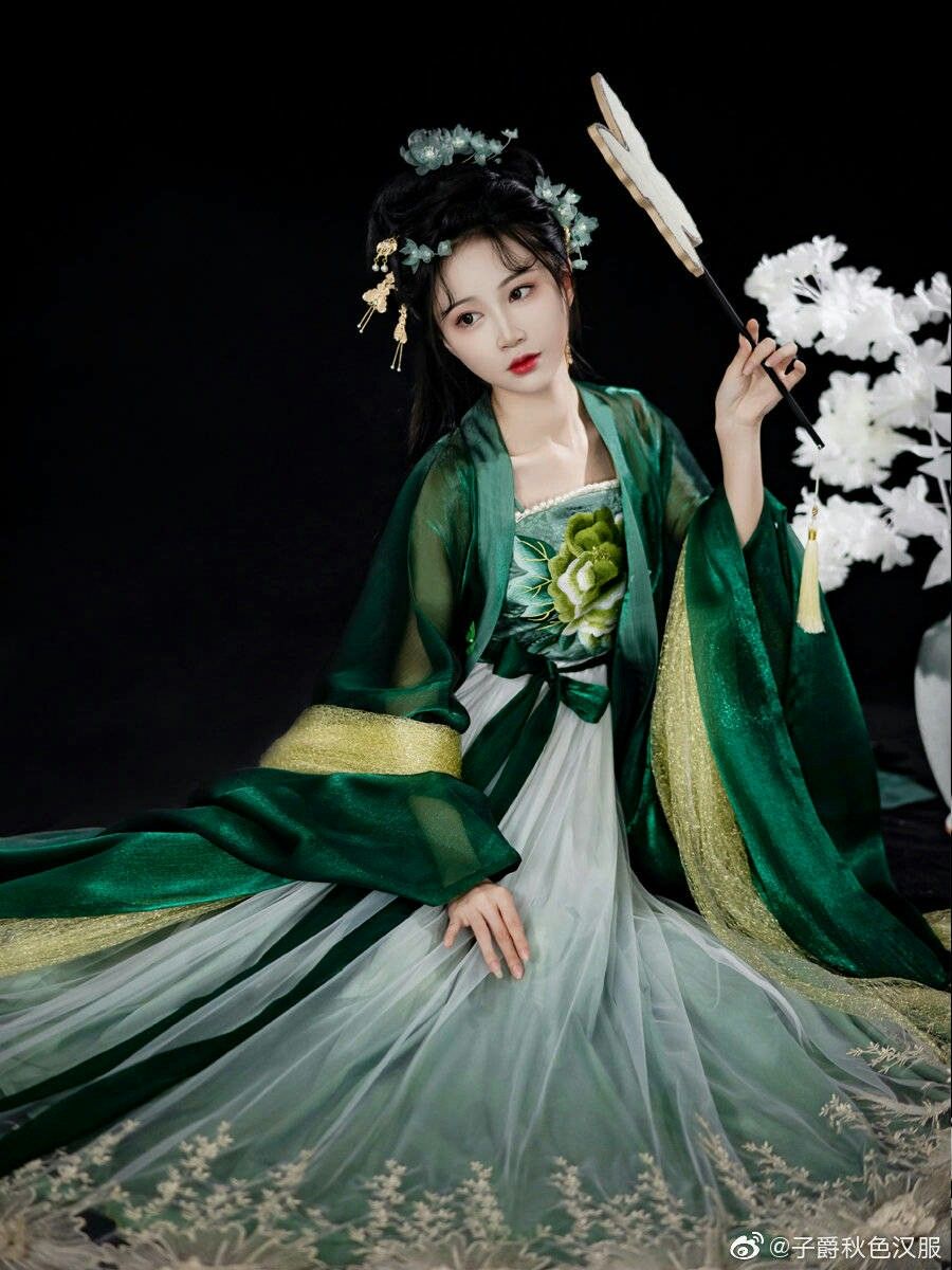 The Elegance of Horseface Skirt and Patent Leather Shoes The Elegance of Horseface Skirt and Patent Leather Shoes