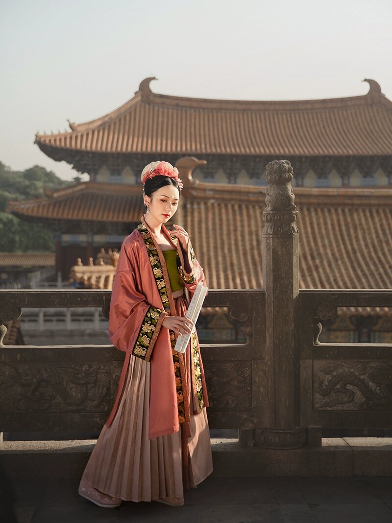The Revival of Hanfu Culture in the West Yard:Exploring the Essence of Traditional Chinese Elegance The Revival of Hanfu Culture in the West Yard:Exploring the Essence of Traditional Chinese Elegance