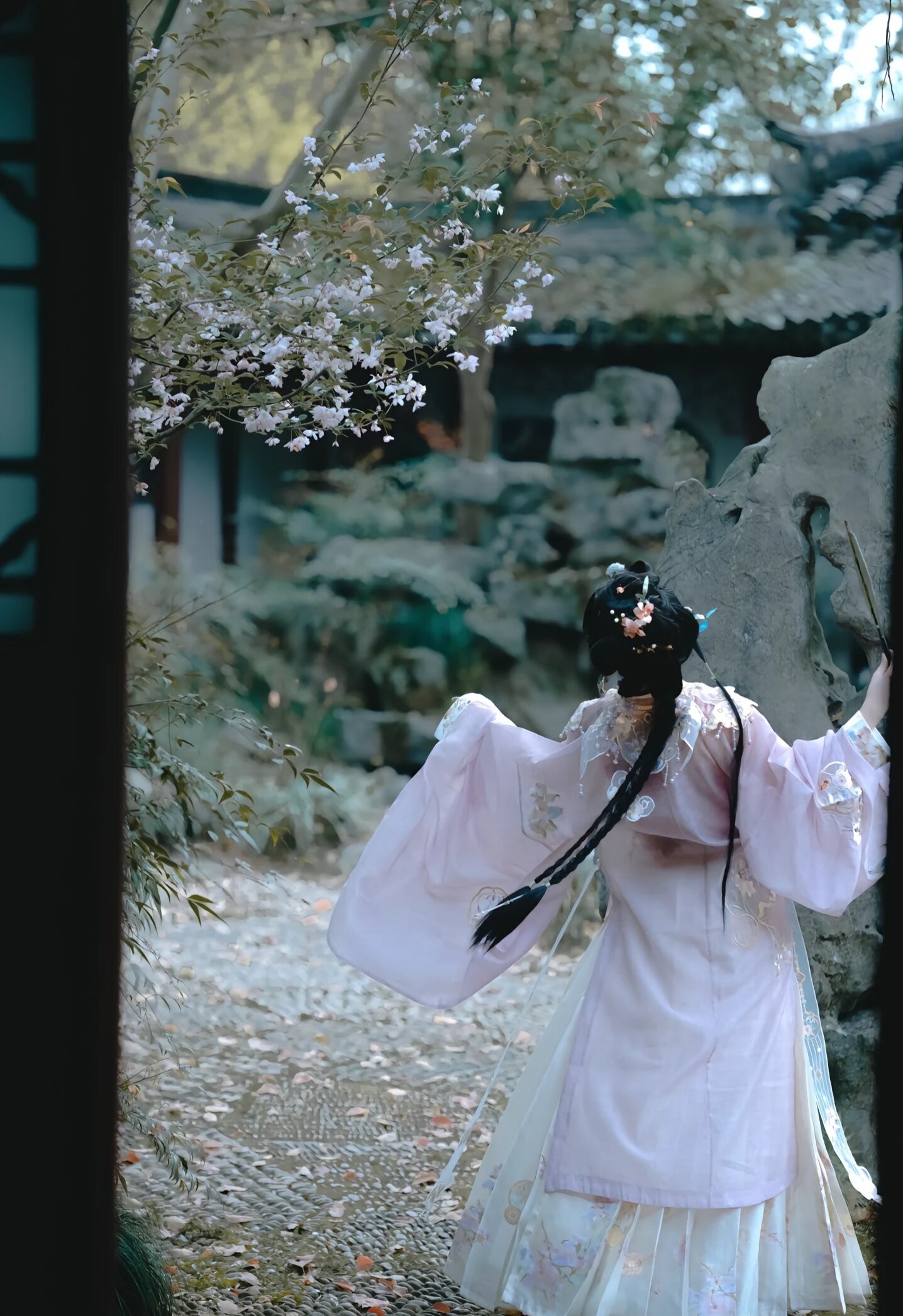 Reconstructing Traditional Hanfu Fashion:A Journey into the Revival of Ancient Chinese Elegance Reconstructing Traditional Hanfu Fashion:A Journey into the Revival of Ancient Chinese Elegance