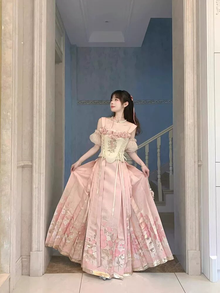 Ancient Charm of Cheongsam:Revival of Traditional Chinese Style Ancient Charm of Cheongsam:Revival of Traditional Chinese Style