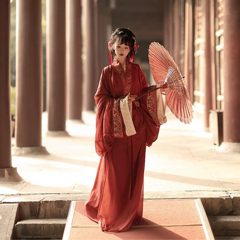 The Allure of Traditional Chinese Style in Qipao:A Focus on the Belt The Allure of Traditional Chinese Style in Qipao:A Focus on the Belt
