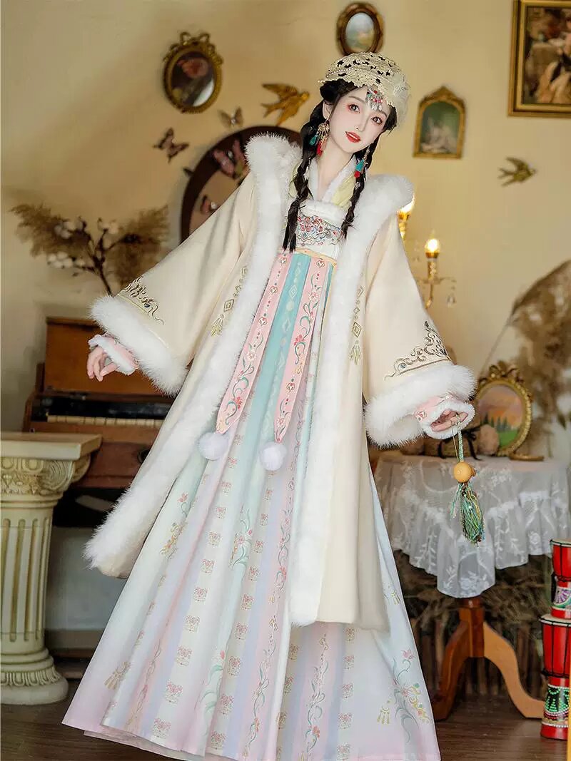 The Rise of Hanfu Fashion in the Age of 12:The Story of the Online Influencers The Rise of Hanfu Fashion in the Age of 12:The Story of the Online Influencers
