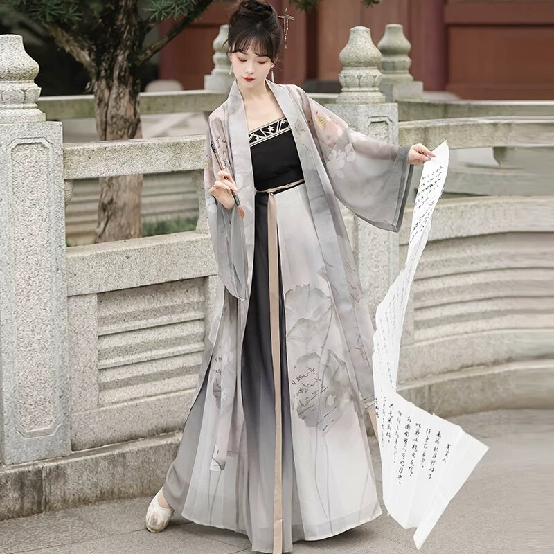 The Allure of Baiyings Qipao:A Closer Look into the Elegance of Traditional Chinese Clothing The Allure of Baiyings Qipao:A Closer Look into the Elegance of Traditional Chinese Clothing