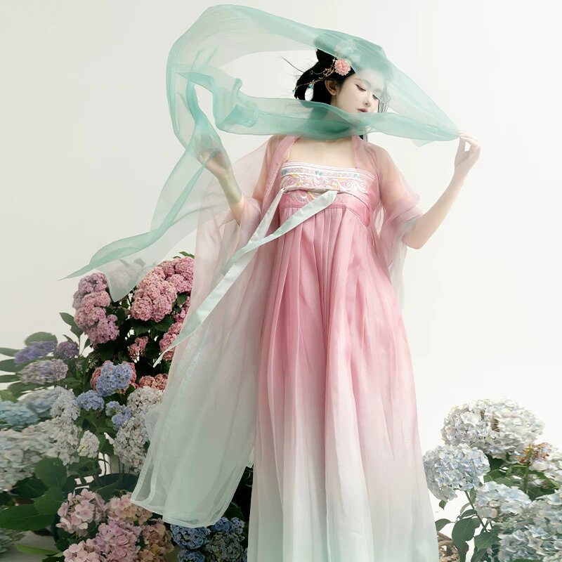 Embracing Modernity in Traditional Style:The Youthful Allure of Modernized Chinese Cheongsam Embracing Modernity in Traditional Style:The Youthful Allure of Modernized Chinese Cheongsam